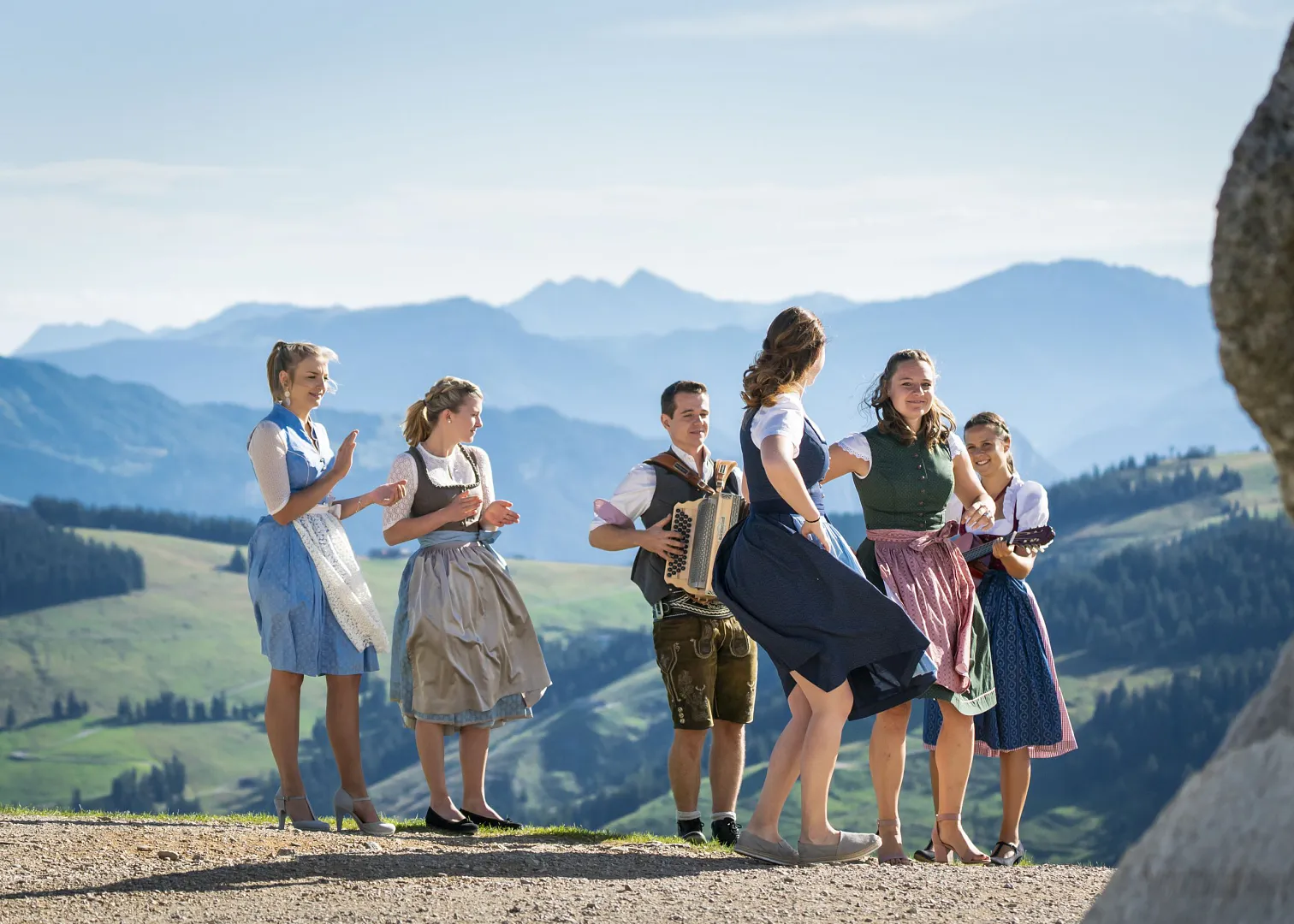 Devant -J. Valentine Catalog Soldes dirndl und lederhosen tag
